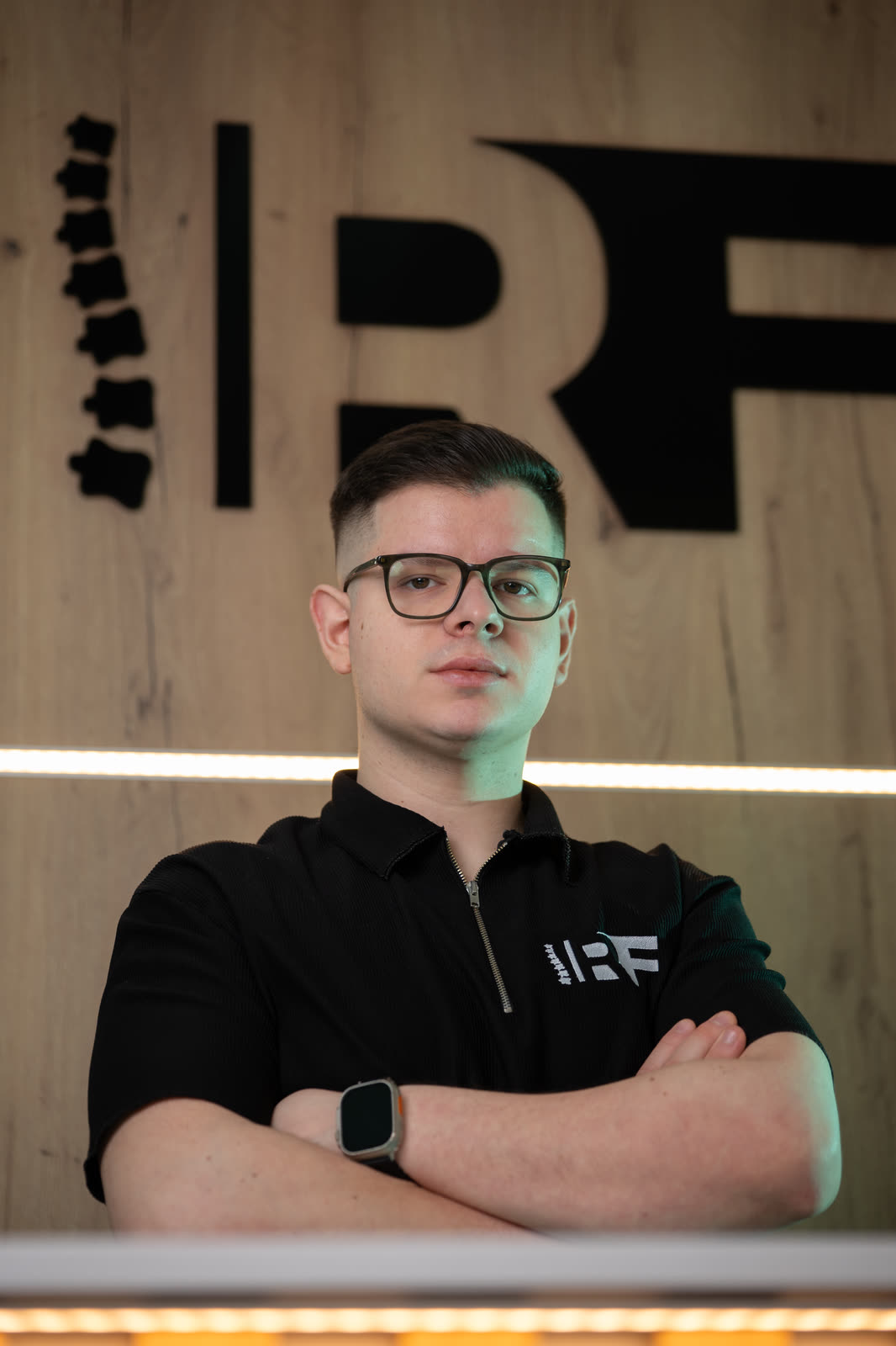 Fizioterapeut ispred loga Restart Fizio na recepciji