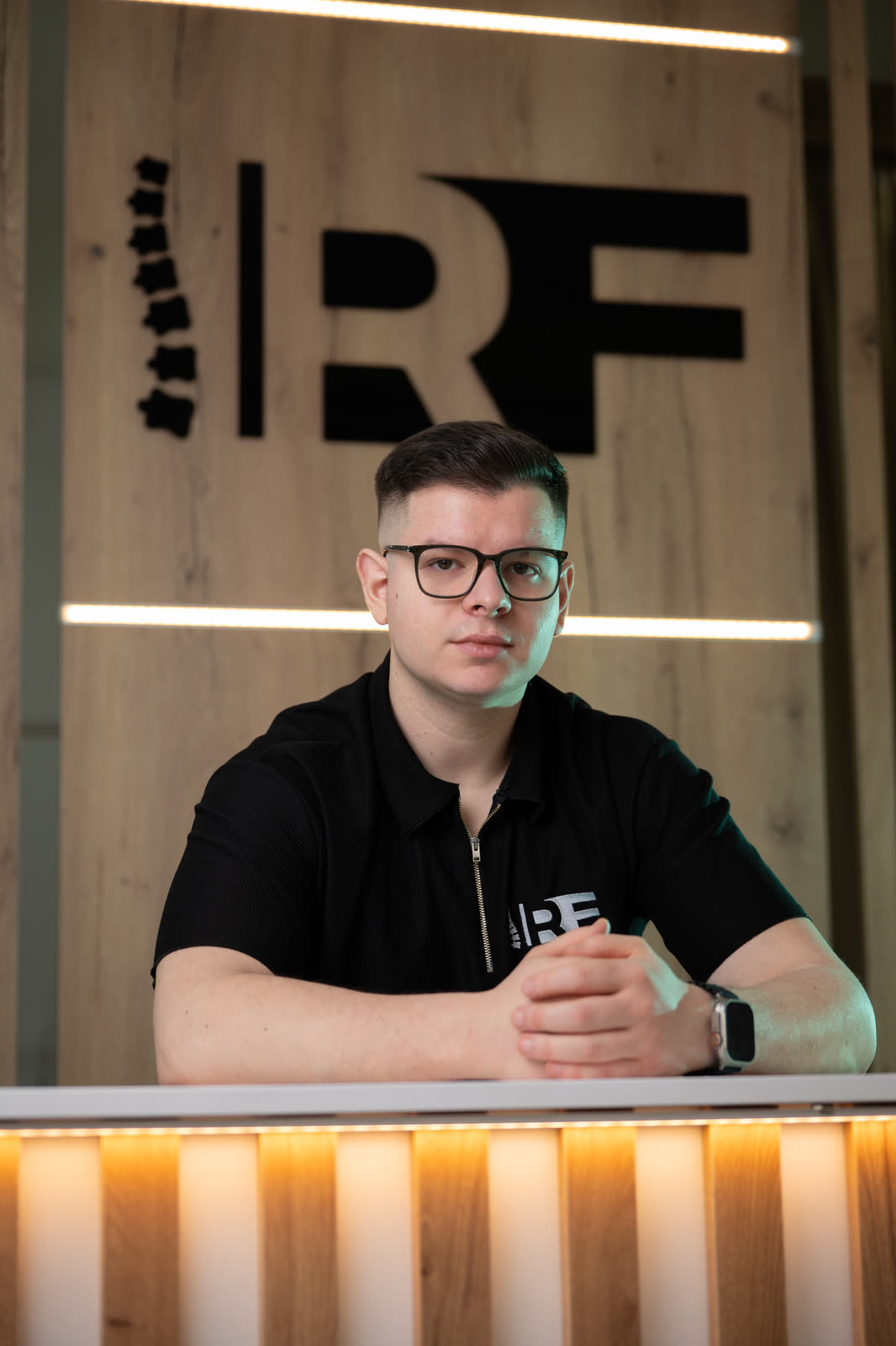 Fizioterapeut za pultom recepcije Restart Fizio, drugi kadar