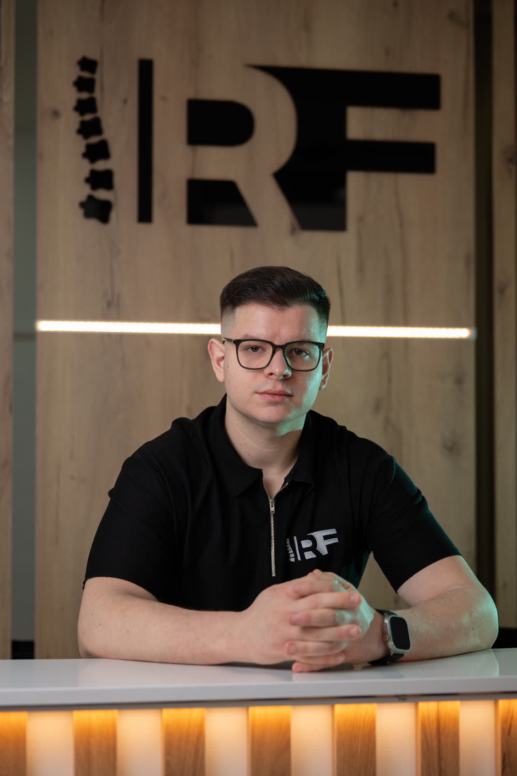 Fizioterapeut za pultom recepcije Restart Fizio, treći kadar
