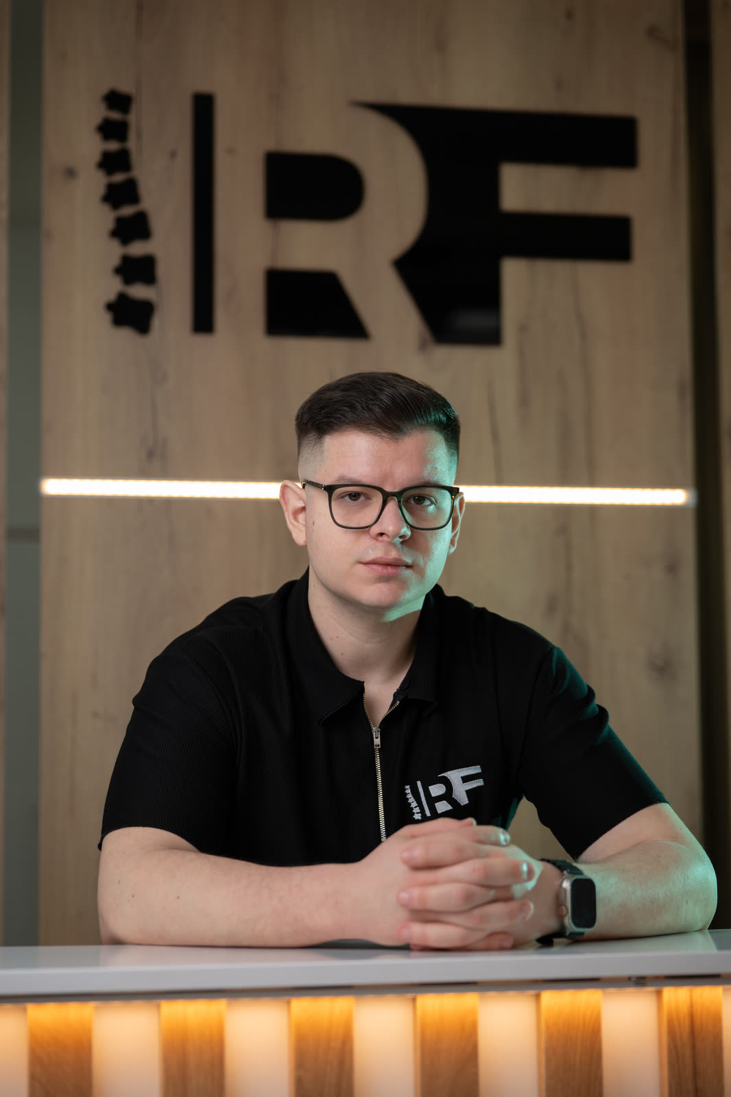 Fizioterapeut za pultom recepcije Restart Fizio Požarevac