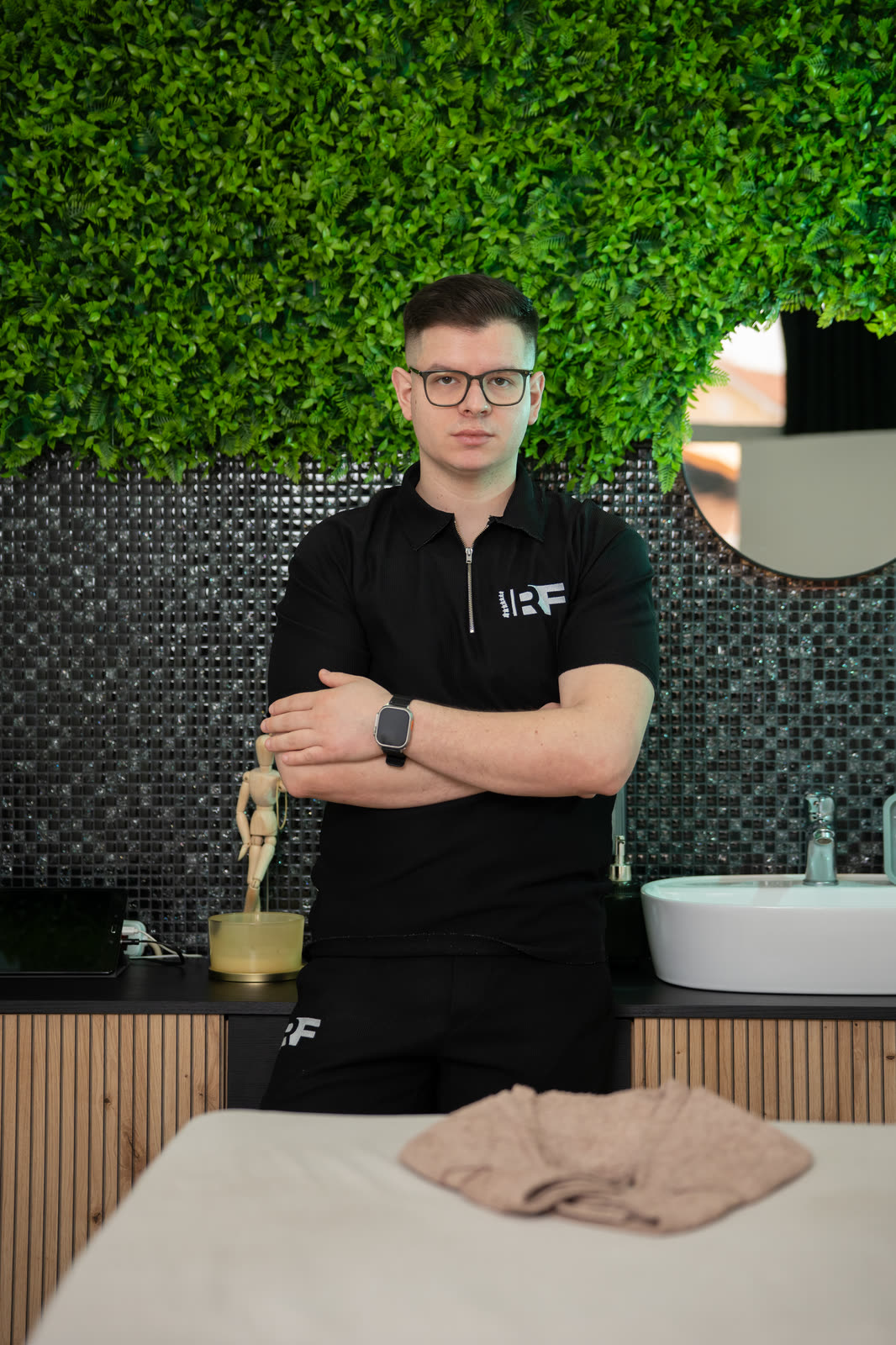 Fizioterapeut u sobi za masažu, drugi kadar
