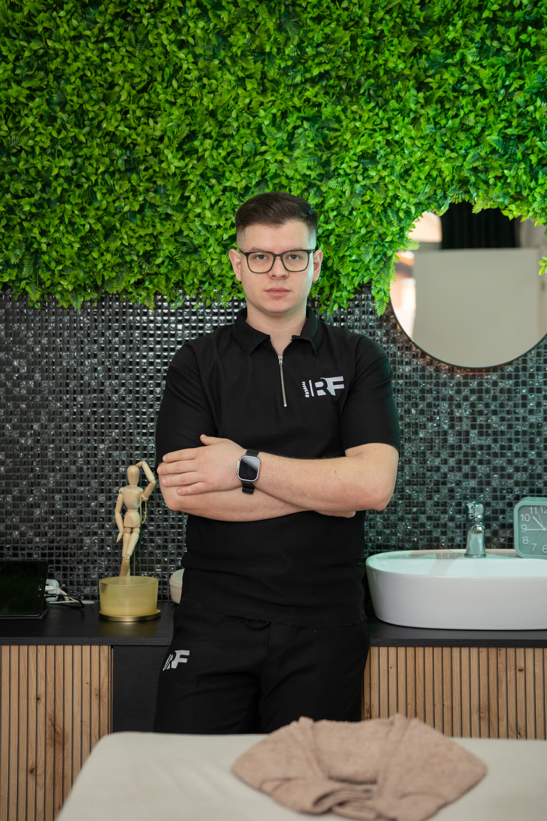 Fizioterapeut u sobi za masažu Restart Fizio