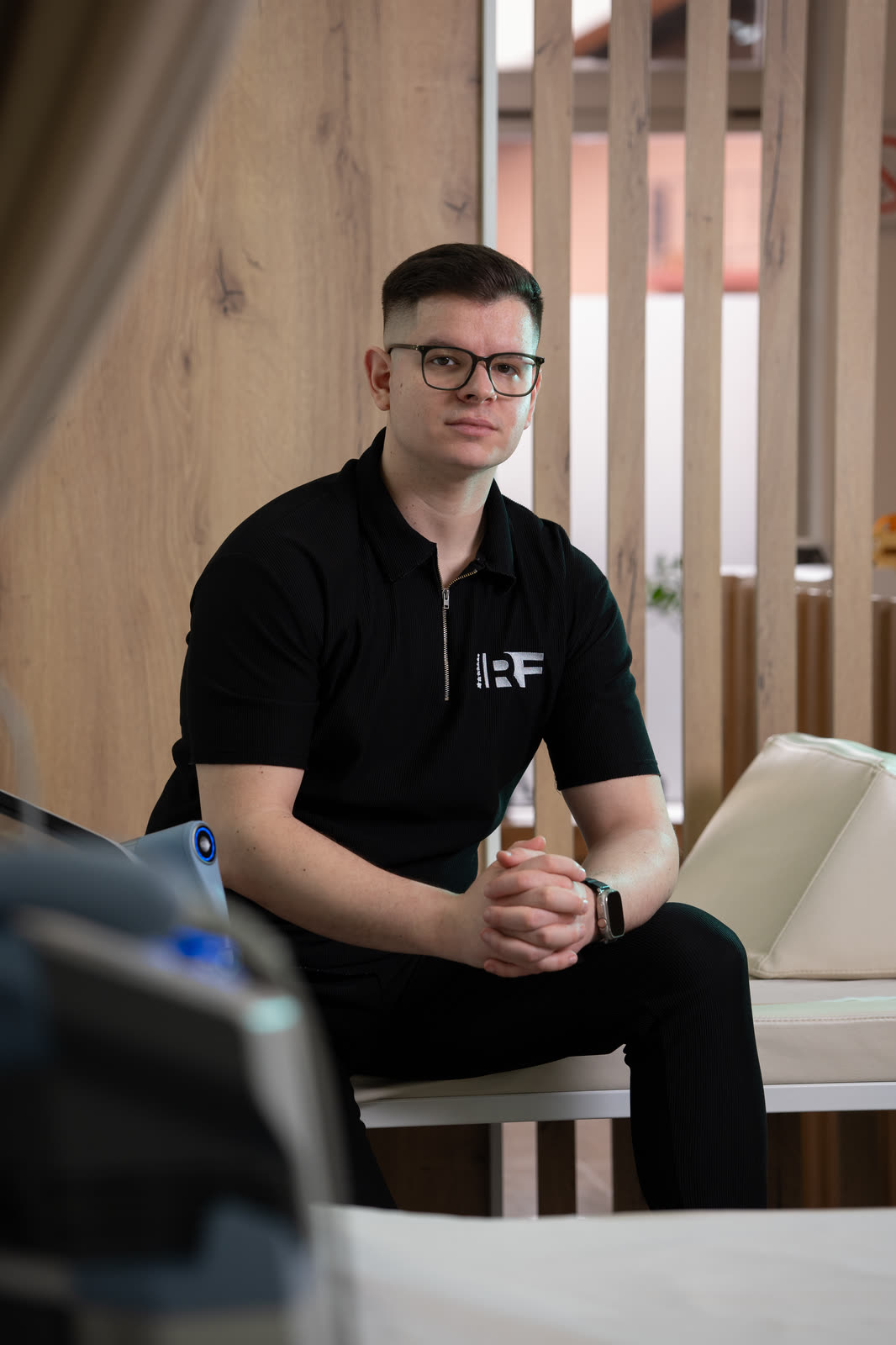 Fizioterapeut pored aparata za fizikalnu terapiju, drugi kadar