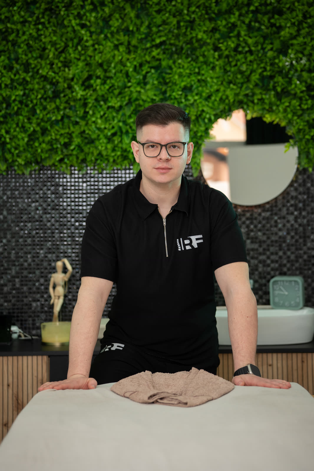 Fizioterapeut pored stola za masažu u Restart Fizio