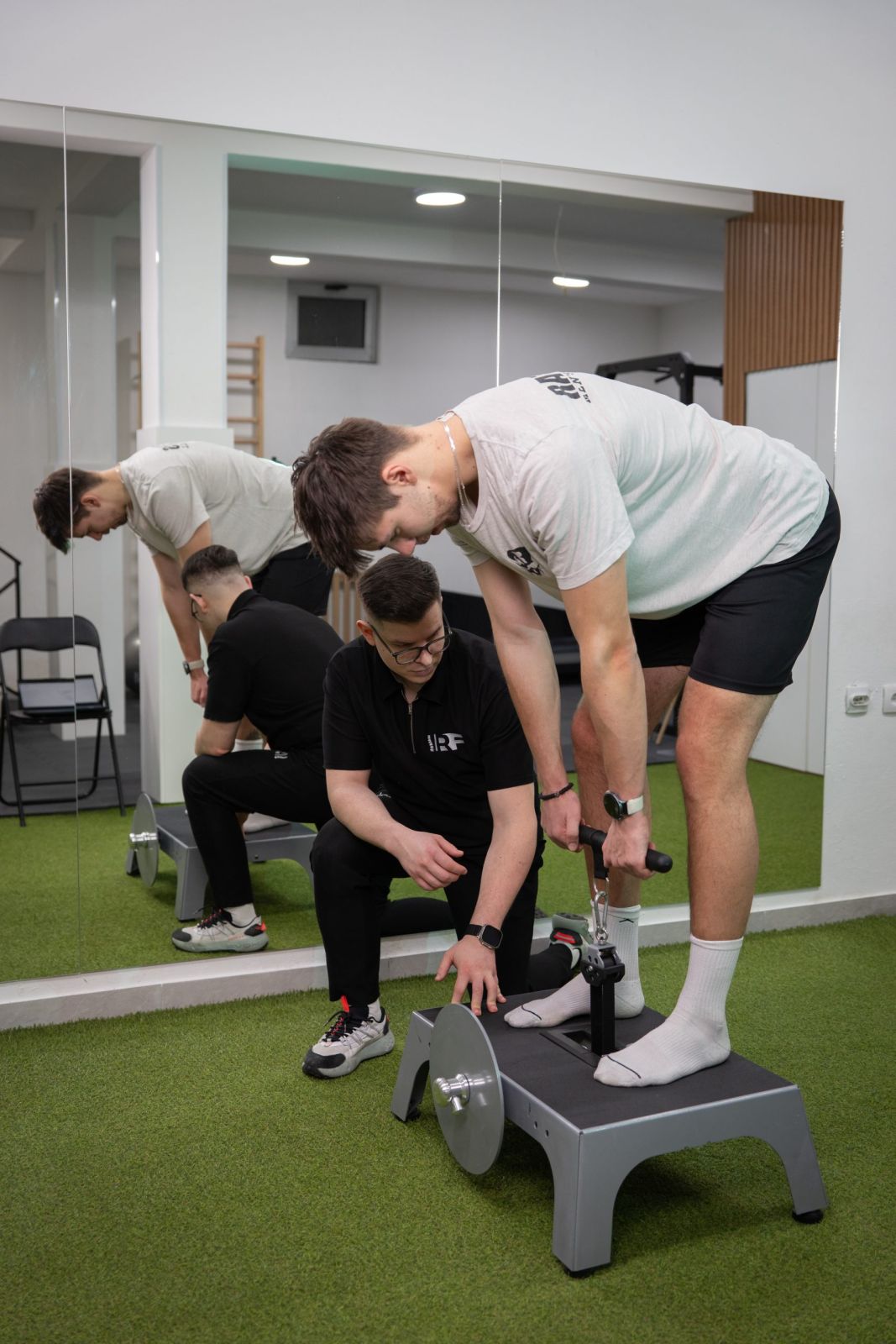 Vežba podizanja na prste uz fizioterapeuta